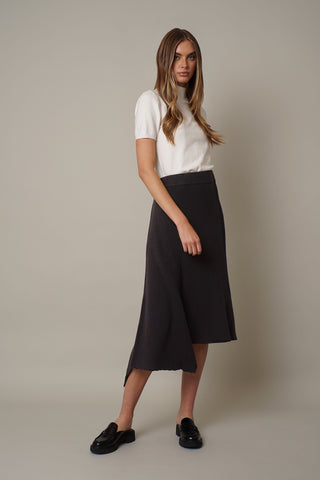 A model wearing the ribbed skirt by Cyrus in black.