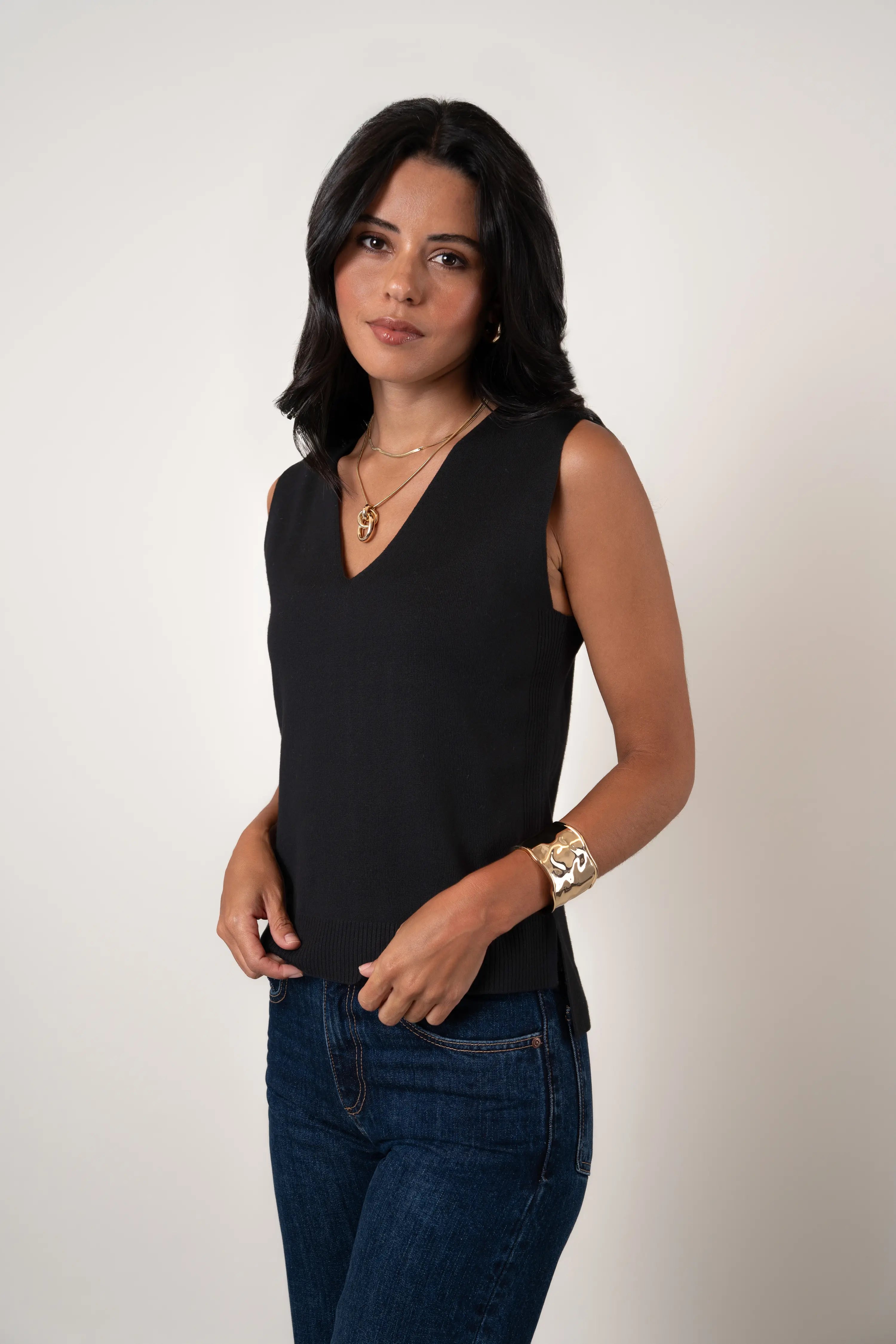 Cyrus - The V-Neck Sleeveless Top