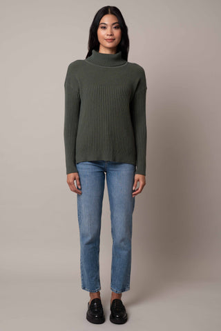 Model is wearing the wide-turtle-neck-pullover in Forest Heather