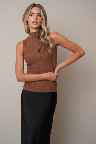 Model is wearing the Ribbed Sleeveless Topby Cyrus in Tobacco Brown